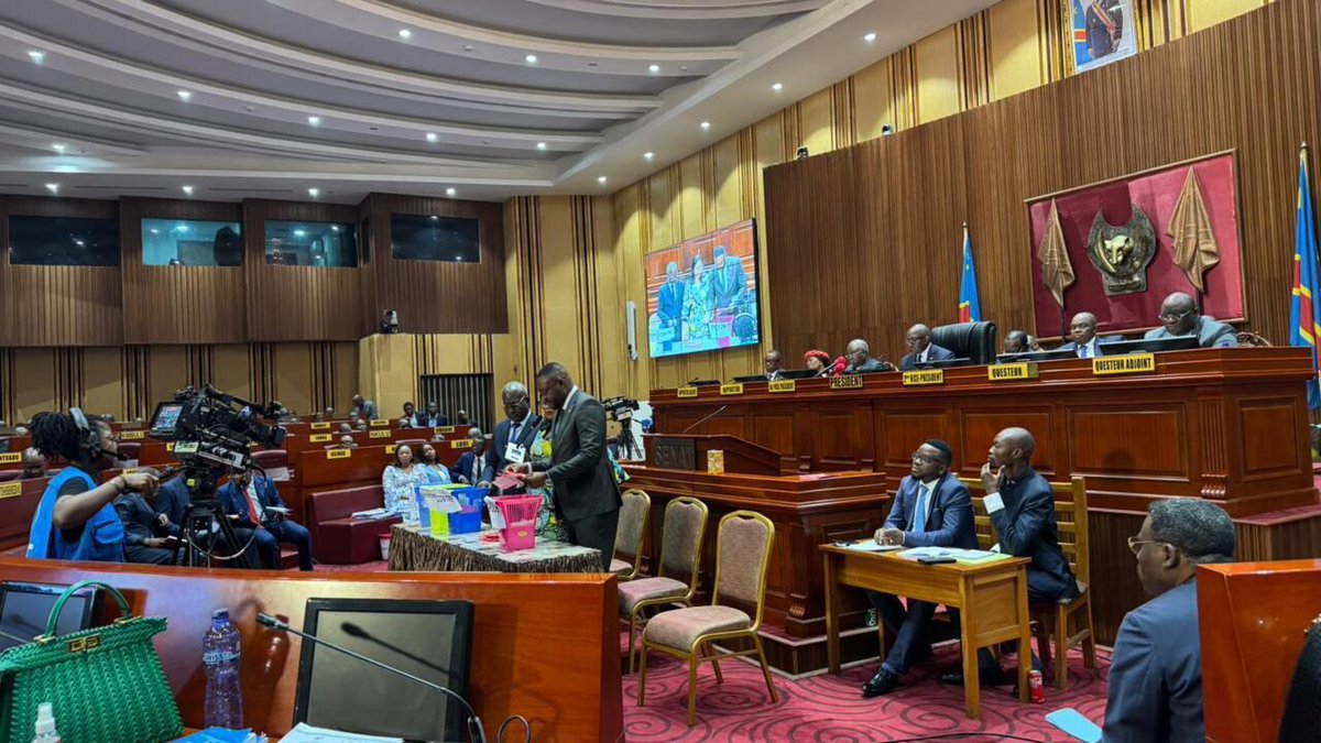 RFIAfrique's tweet photo. Révision de la Constitution en RDC: le Sénat adopte la proposition de loi pour un référendum https://t.co/wPQ3AibcYz https://t.co/HwwSzv9z8R
