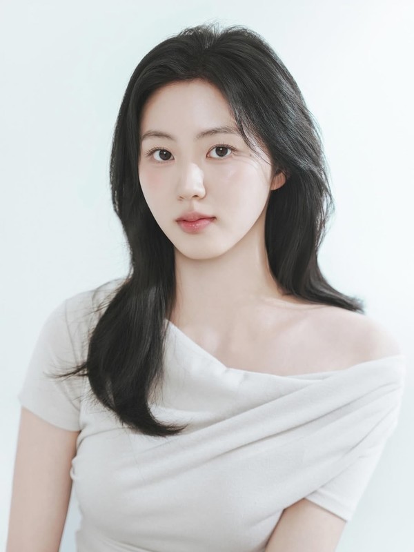 Kpop_Herald's tweet photo. #Eunbin announced her retirement from the entertainment industry after nearly a decade in the spotlight.

The singer and actress, known for her activities with #CLC, said she has decided to pursue life as a private citizen, with upcoming overseas schedules serving as her final activities. 🌷

#KwonEunbin #권은빈 #CLC