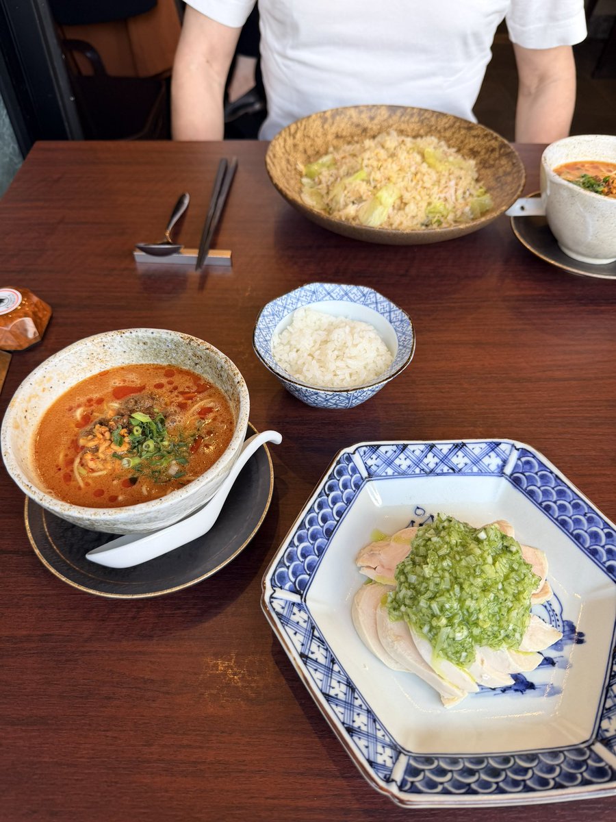 yuming_'s tweet photo. #いい店見つけた👀
クオリティと満足度高いランチがいただける麻布十番『シーファン』

見た目の美しさ際立つ蒸し鶏の青葱ソース
柔らかく美味しい蒸し鶏に青葱が良きアクセント
コクと辛味のバランス良き担々麺
絶妙なパラパラ具合の炒飯

そして食後の杏仁豆腐が絶品この上なし😍

#麻布十番グルメ https://t.co/5FnipRUTTV