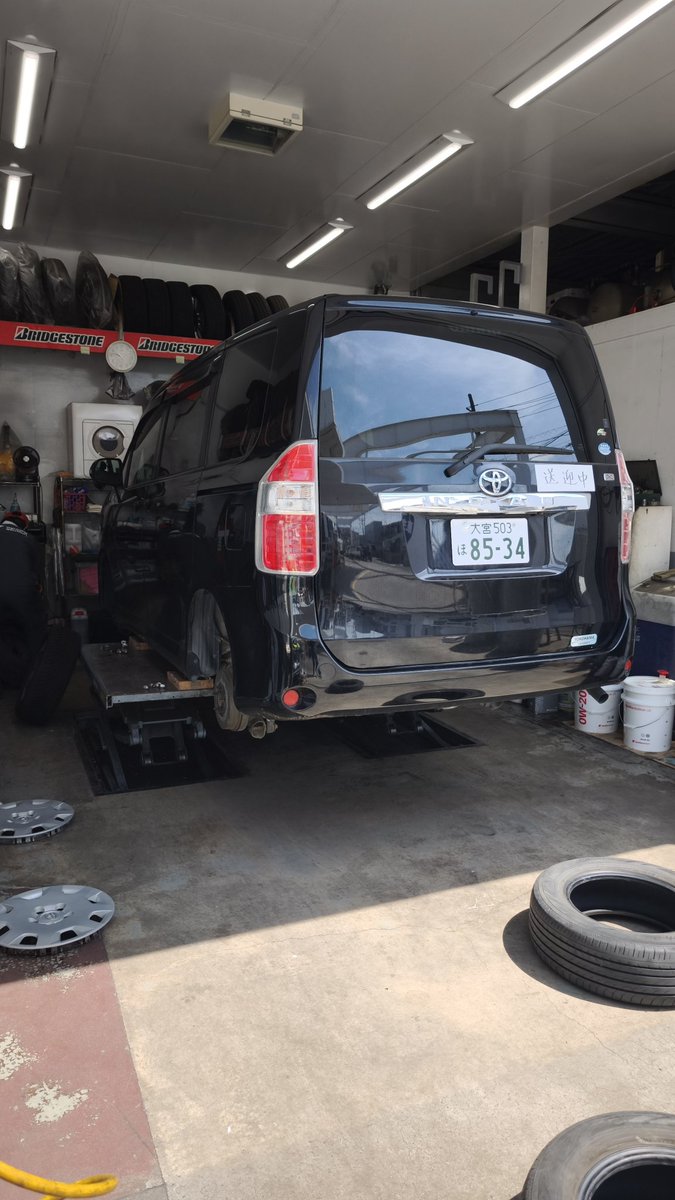 lld8911's tweet photo. 介護施設向け埼玉県の補助金利用したタイヤ購入で組み替え中
オールシーズンタイヤ先行使用していたタントが問題なさそうだったので同じ物をノアに装着中です☺️
長らくフロントとリアの入替えしてなかったようでフロントタイヤの減りが凄く車検時にはたぶん通らなくなるだろう溝残でした😅早めの交換 https://t.co/BACCnYTjlV