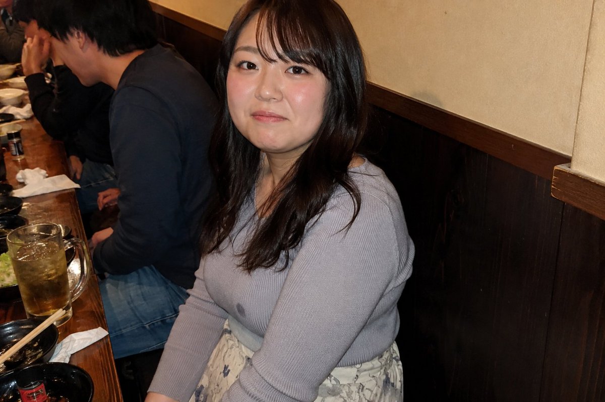 toneris8's tweet photo. 【小野寺結衣】 23歳

飲み会の席でも、少しだけ遠慮がちに笑っている人。
写���を向けられると照れてしまうけど、逃げずにちゃんと目を合わせてくれる。

#となりの記憶 #小野寺結衣 #ポートレート #日常写真 #居酒屋の記憶 https://t.co/l5VJWyGAp4