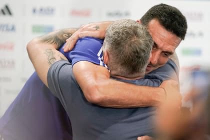 martinpace89's tweet photo. Grandes personas y ejemplos de deportistas. Palermo + Scaloni, sinónimo de optimismo y resiliencia 🙌🏻❤️⚽️ https://t.co/08SIUJRDbo