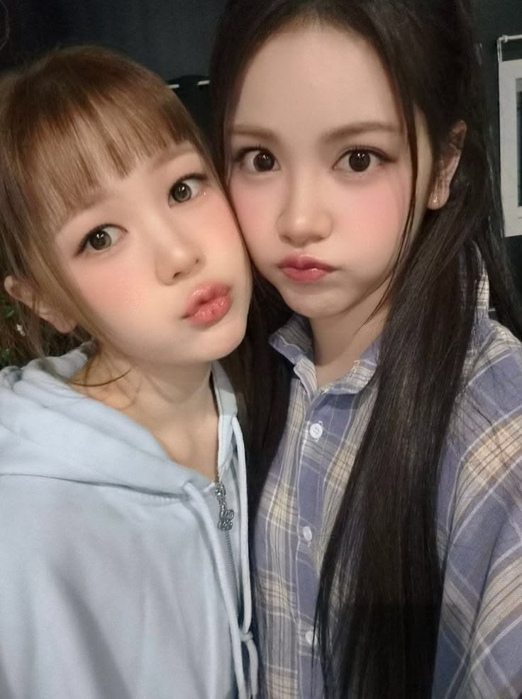 H2H_INA's tweet photo. 260616 #YE_ON weverse comment 

👤: Yeon, apakah mangga itu spoiler? Carmen terlalu banyak ngomong soal mangga sampai aku jadi penasaran banget... Bisa kasih tau sedikit nggak? ㅠ 🍋🍋
😊: Bisa jadi karena rmen unnie memang cuma suka mangga... juga sih.
😊: Soalnya mangga memang enak, hehe🥭

#Hearts2Hearts #하츠투하츠 #예온
@Hearts2Hearts