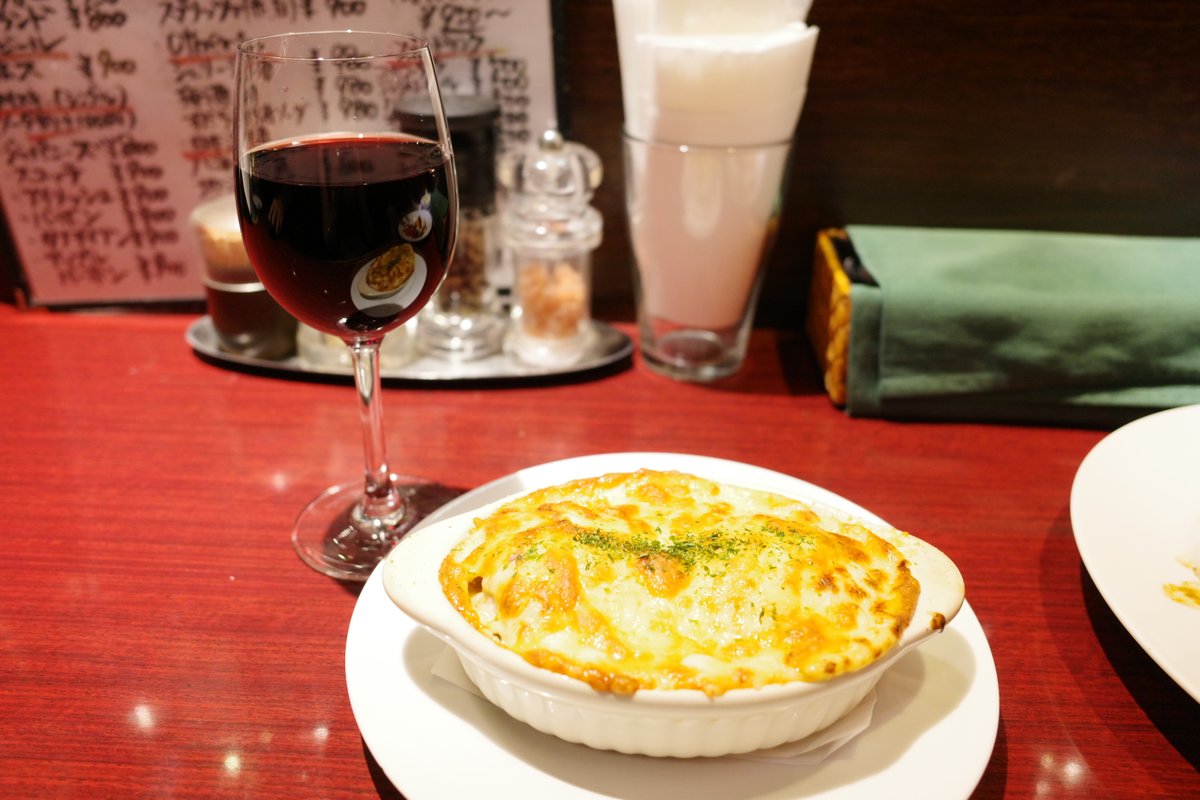 hatsu823's tweet photo. 年間1000軒飲み歩くわたしがリアルに通う、本当に旨いビストロがこちら

・Trois（田���）
女性シェフが切り盛りする小さなビストロ。毛蟹のパスタと海老のリゾットは必食。16時オープンなのも嬉しい。カウンターはおひとりさまもOK。知ってるとセンスいいレストラン。

・レフレール（大森）
深夜3時まで営業するビストロ食堂。メニューの数が多いし、どれもボリューム満点で旨い。人気はハンバーググラタン。ハーフサイズも作ってくれるのでおひとりさまにも優しい。地元のお客さんで賑わうワイワイビストロ。

・ラ ポルトル��ジュ（木場）
とにかくコスパがすごい。めっちゃ旨いのに安い。ディナーコースは3500円でお腹いっぱい食べられる。キッシュと牡蠣は必食。アットホームなビストロ。

・ビストロオーズ（中目黒）
本格的な料理をカジュアルに楽しめるビストロ。シェフの腕が光るフュージョンフレンチ。6種類から選べる前菜盛り合わせや一口サイズのフォアグラ餃子など、ワインと一緒に楽しめる。