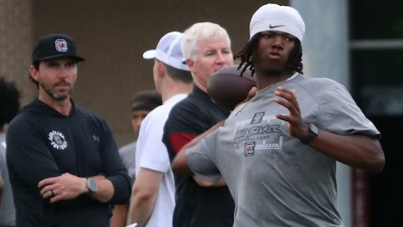 247Gamecocks's tweet photo. Four-star QB lands South Carolina offer at Monday's camp (FREE) https://t.co/ELQSxnGWt2 https://t.co/eNr81GG1Hj