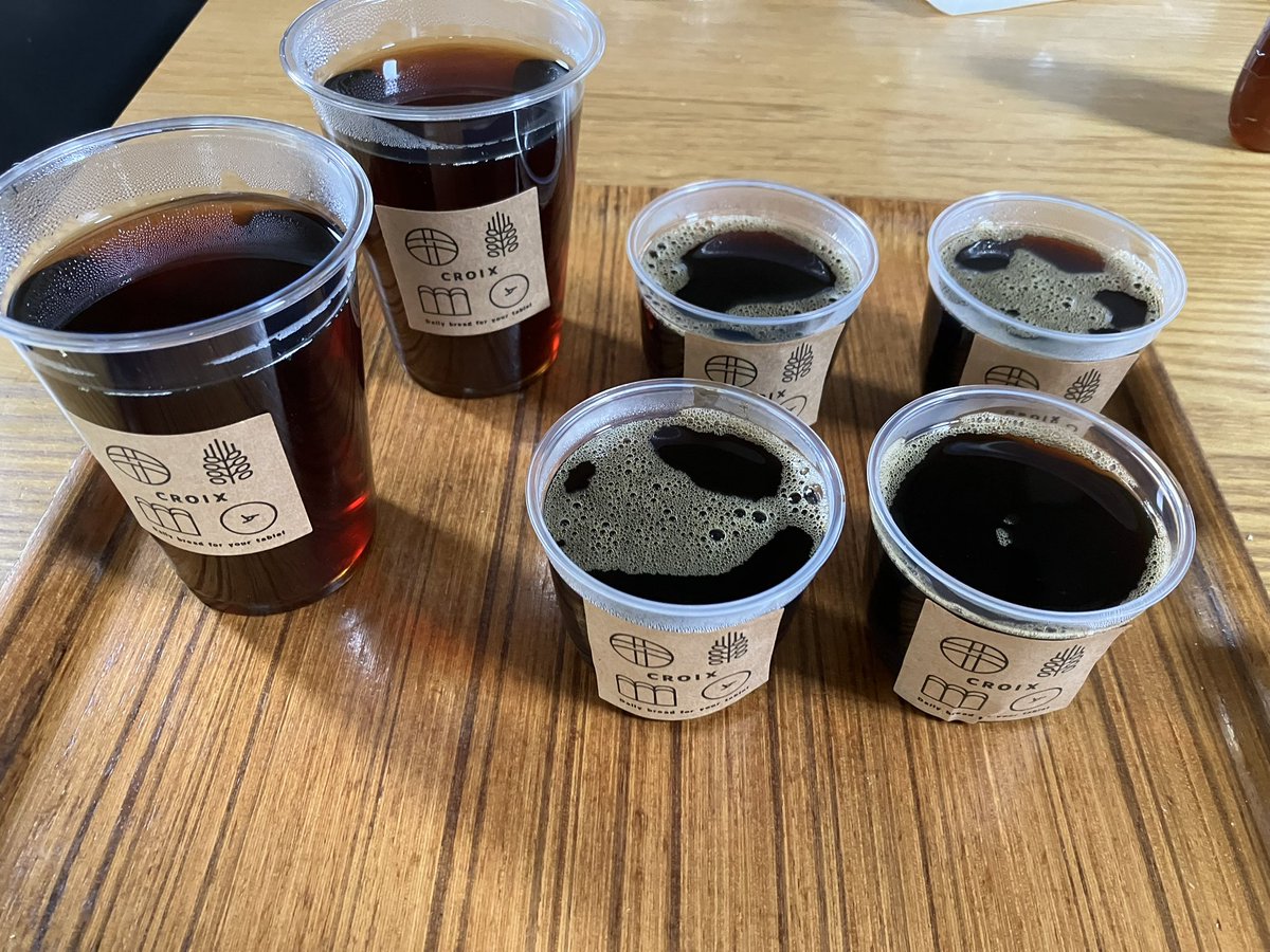 Croixpan's tweet photo. 今週もオープンしました。ブラジルとコロンビアのブレンドで作るコーヒーゼリーご用意してます。食パンやバゲットなどパンにのせて食べるのもオススメです！同じブレンドのアイスコーヒーもぜひ。今週のオススメベーグルもコーヒー推しでコーヒー＆チョコです。 https://t.co/7uwjFXLlSP