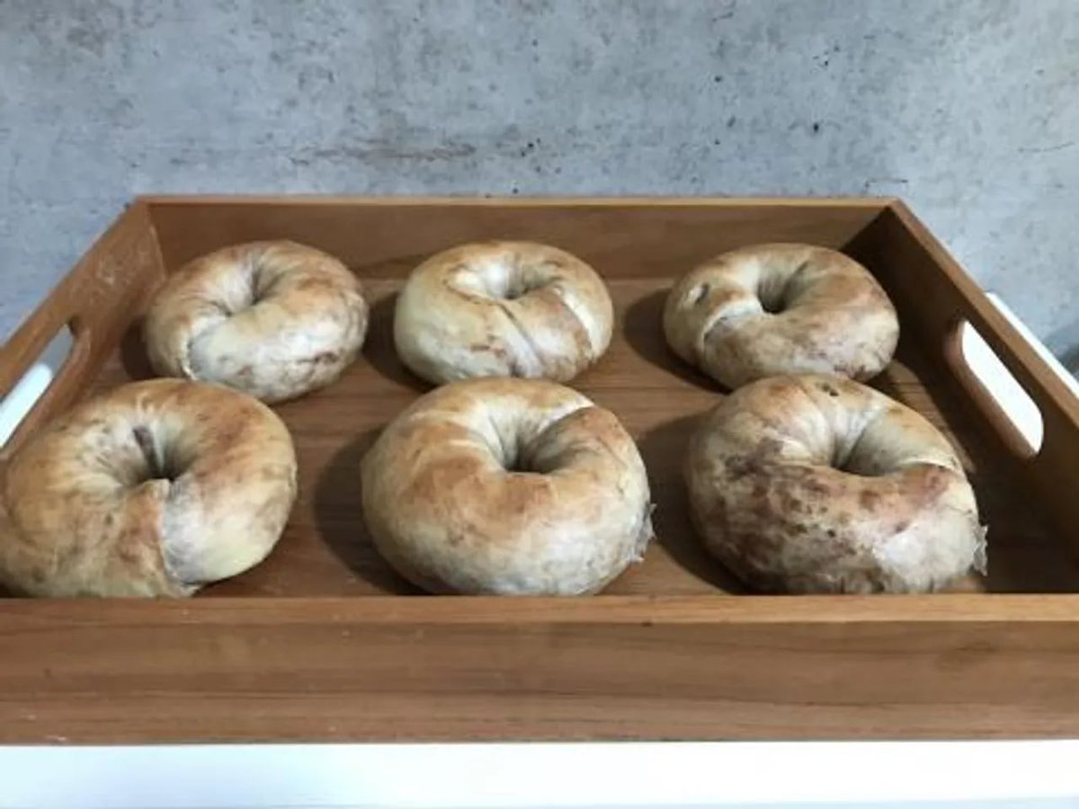 Croixpan's tweet photo. 今週もオープンしました。ブラジルとコロンビアのブレンドで作るコーヒーゼリーご用意してます。食パンやバゲットなどパンにのせて食べるのもオススメです！同じブレンドのアイスコーヒーもぜひ。今週のオススメベーグルもコーヒー推しでコーヒー＆チョコです。 https://t.co/7uwjFXLlSP