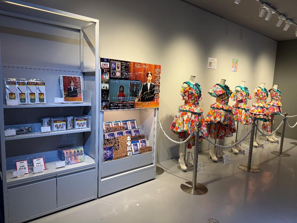 SHIBUYA_T_MUSIC's tweet photo. 【#恋愛裁判】
映画Blu-ray＆DVD『恋愛裁判』が本日入荷💖
シブツタ地下2Fでは、発売を記念して衣装展開催中✨️
さらに、劇中に登場するアイドルグループ・ハッピーファンファーレのグッズも合わせて販売中です📣
展示・グッズ販売期間：6月22日(月)まで
詳細は⏬️
https://t.co/JYVOxLBfsI https://t.co/HWXTdLl77B
