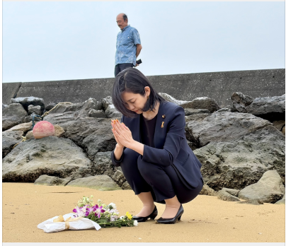 otonanoikenga's tweet photo. 【辺野古ボート転覆事故、風化させてはダメだ】

あまりにも闇が深すぎる事件がこれ↓

・波浪注意報の中、無許可の抗議船が出港し転覆。武石智華さん(17)らが死亡 

・遺族が真相究明を求めるも、学校や基地反対派は責任逃れ 

・玉城デニー知事ら県側は、遺族より「基地反対派」の側に立つ異常事態

大人がダンマリを決め込む中、昨日(15日)、参政党の梅村みずほ議員(@mizuho_umemura )が現地で献花し「単なる事故で終わらせない」と徹底追及の姿勢。

武石智華さんの命をただの事故で終わらせちゃいけないだろ。