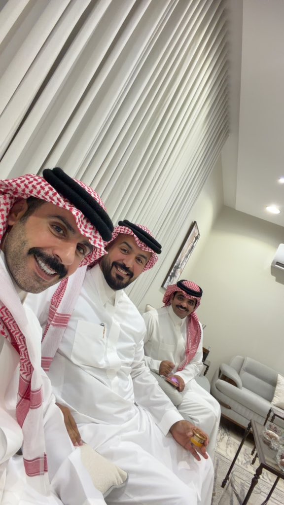 abinbandr2's tweet photo. #صوره
في هذا المساء قابلة شخصيات جميله من الاعلامين اللي اكن لهم المعزه والتقدير 
@muhamad_aldarim 
@nfnf1111 
@SS_H_D 
ونعم بالجميع https://t.co/SCUcOktEP5