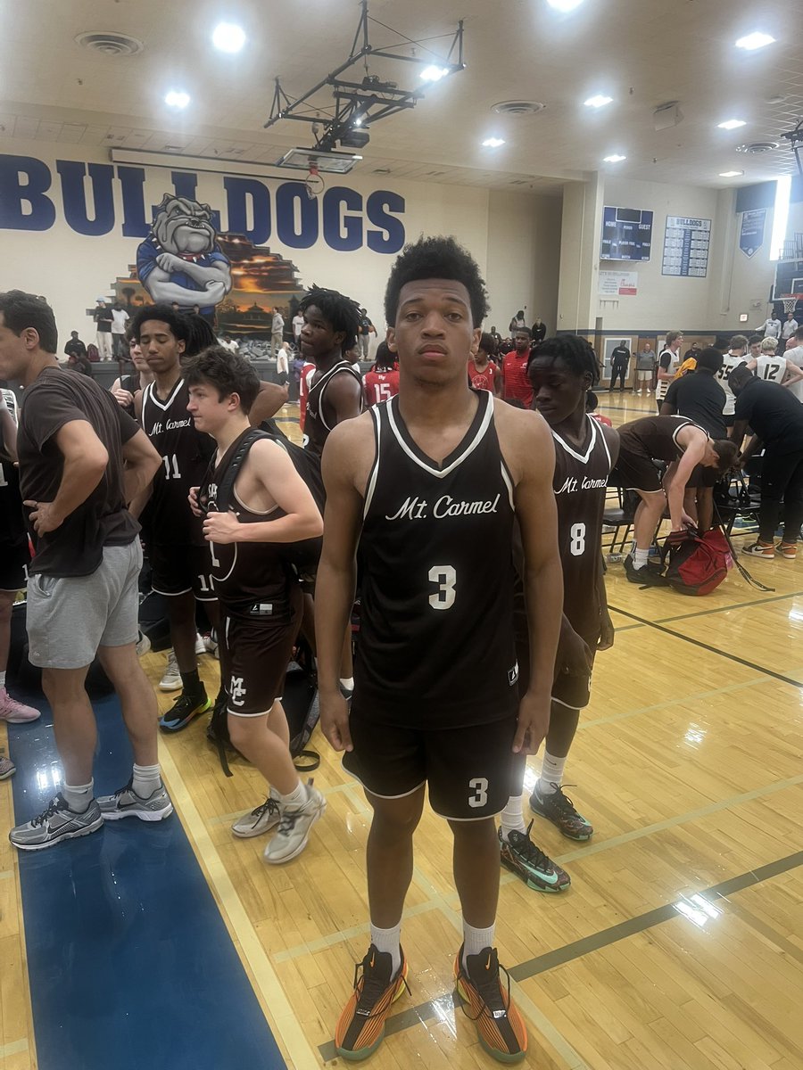 BigTimRevue's tweet photo. Class of 2028 6’2” wing @Marshaun_T3 of @caravanhoops is a 4 star WR and a Power 4 prospect in football. Showed lots of skill on the hardwood with a nice three point shot and some 🧨 dunks in transition and from dunkers spot. @MikeReingruber https://t.co/QOGyAn24DQ