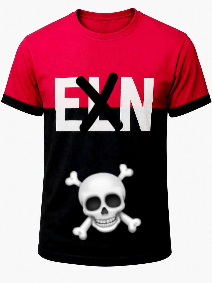 LaRegiaReal's tweet photo. Que pena pero vestir una camiseta del ELN: no es moda,ni rebeldía! 
Es apología al secuestro, asesinatos y dolor.
INCOHERENCIA TOTAL! 
Es un acto que lejos de tener simbología de conciencia social es una burla a las víctimas!!!

Si tanto te emociona la bandera de la guerra, deja de romantizarla en pantalla y vete al monte: allá no hay WiFi ni filtros, pero sí el precio humano que otros ya pagaron. Democracia sí.
 Idolatrar terroristas!?  jamás.
 ✋🇨🇴