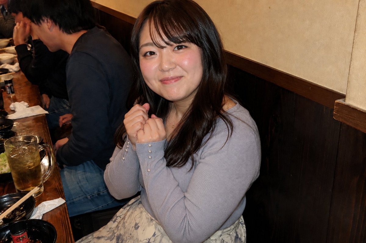 toneris8's tweet photo. 【小野寺結衣】 23歳

飲み会の席でも、少しだけ遠慮がちに笑っている人。
写���を向けられると照れてしまうけど、逃げずにちゃんと目を合わせてくれる。

#となりの記憶 #小野寺結衣 #ポートレート #日常写真 #居酒屋の記憶 https://t.co/l5VJWyGAp4