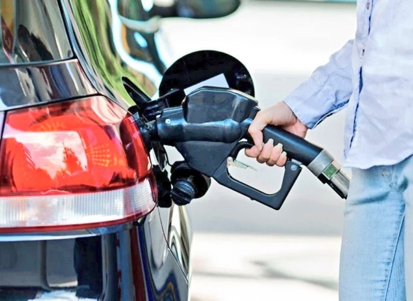 vichoguate's tweet photo. A MEDIA NOCHE:
⛽️⛽️⛽️

Cambios en precios de combustibles:

•Super y Regular bajan 22 CENTAVOS 
•Diesel baja Q.1.97

(Precios de referencia para el departamento de Guatemala). https://t.co/cyj5OhJ4Xn
