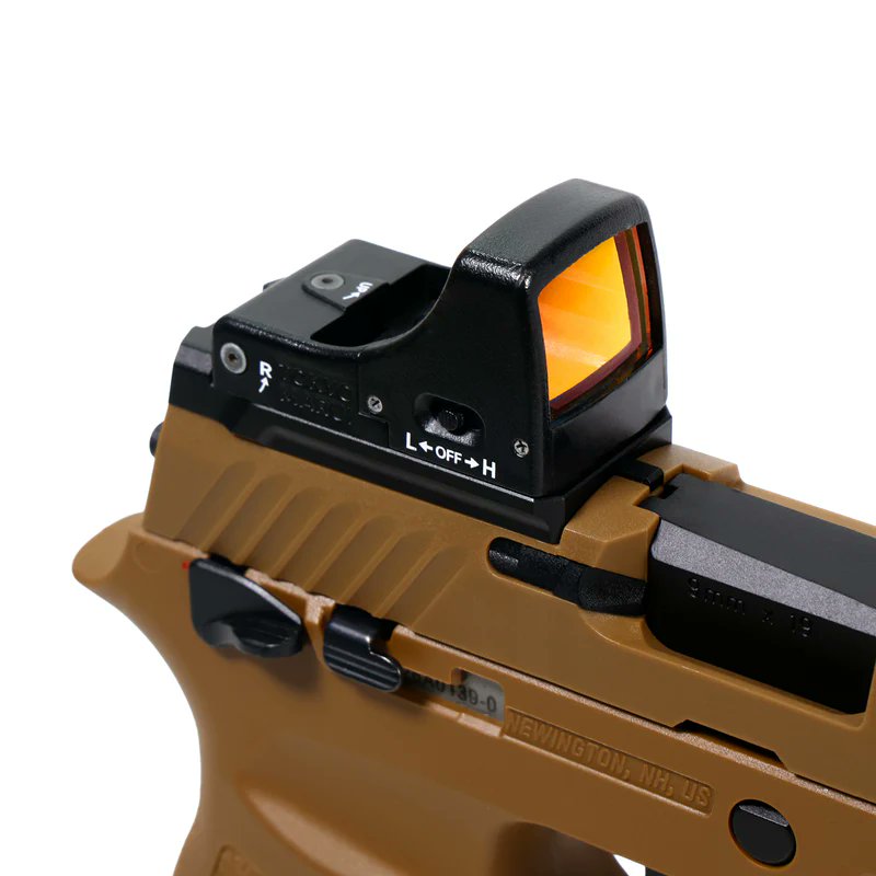 M17のマルチマウントプレートは後方のリアサイト部のネジで、前方を