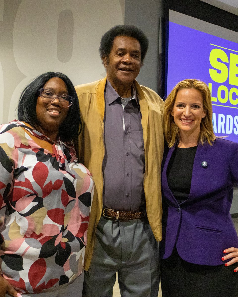 JocelynBenson's tweet photo. On Justice for Janitors Day, I’m proud to stand with the folks who keep our buildings clean and safe, and as governor, I’ll stand with them for fair wages and the right to organize. #SEIU #1u https://t.co/xxO3z4e6hu