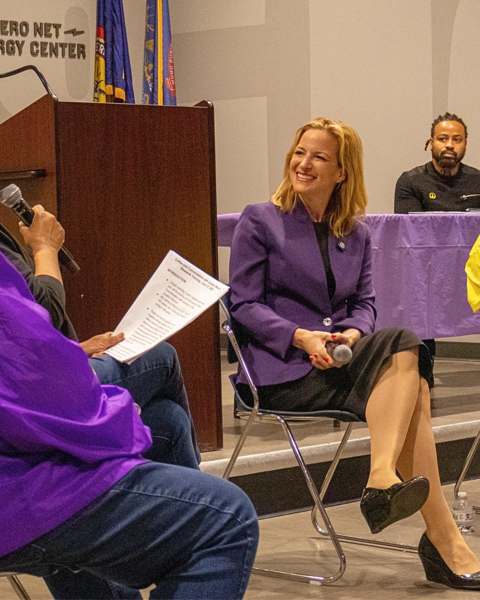 JocelynBenson's tweet photo. On Justice for Janitors Day, I’m proud to stand with the folks who keep our buildings clean and safe, and as governor, I’ll stand with them for fair wages and the right to organize. #SEIU #1u https://t.co/xxO3z4e6hu