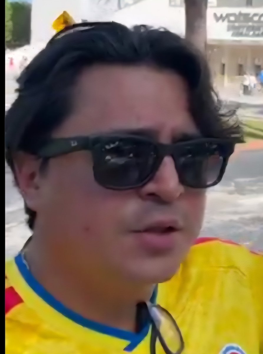 Frankzm's tweet photo. ¿Está grabando a los votantes con sus gafas Ray-Ban Meta dentro y fuera del puesto de votación?

⚠️ Si esto está ocurriendo, es gravísimo. La privacidad y la libertad del voto deben respetarse sin excepciones. Nadie debería sentirse vigilado, intimidado o registrado mientras ejerce su derecho democrático.

¿Quién autorizó estas grabaciones? ¿Qué se hará con ese material? Los ciudadanos merecen respuestas.

Me lo arroban qué me tiene bloqueado. 
@Betocoralg