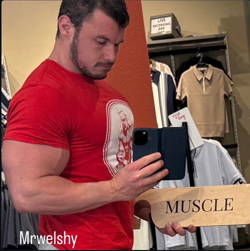 MacroMuscleMan's tweet photo. This sign was just hanging on the rail…  I had to take a photo with it  

what they classed as “xl“ was a joke though.. https://t.co/4pE13ib6DT