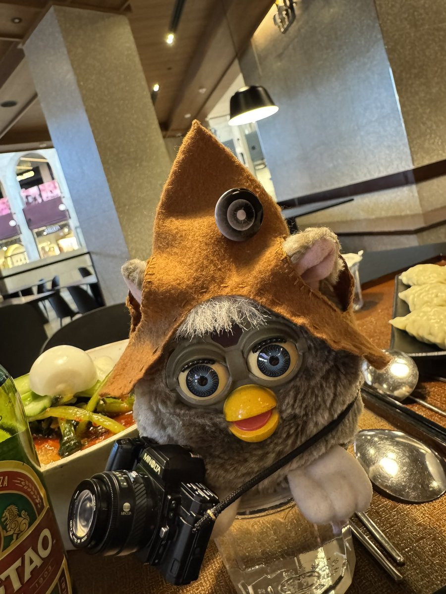 norisax's tweet photo. 旅の思い出#212

ヒトイキツイテ、
ハラゴシラエダ！

アーサー、まだ何もしてないよ。
それから少しでも高さを出そうとして
コップの上に座らないでね。
🙄

#furby #ファービー #バディーズ #アーサー #ガーシャ #全ファ連 #ぬいどり #ファービーのいる生活 #旅 #旅行 #海外 https://t.co/wF7YtQ4of6
