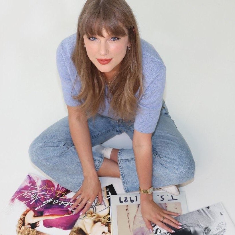 theTSupdates's tweet photo. TS13 IS LILAC? 💟

Taylor Swift was spotted wearing lilac nails entering Electric Lady Studio in NYC today. https://t.co/ZJSnZHFcLd