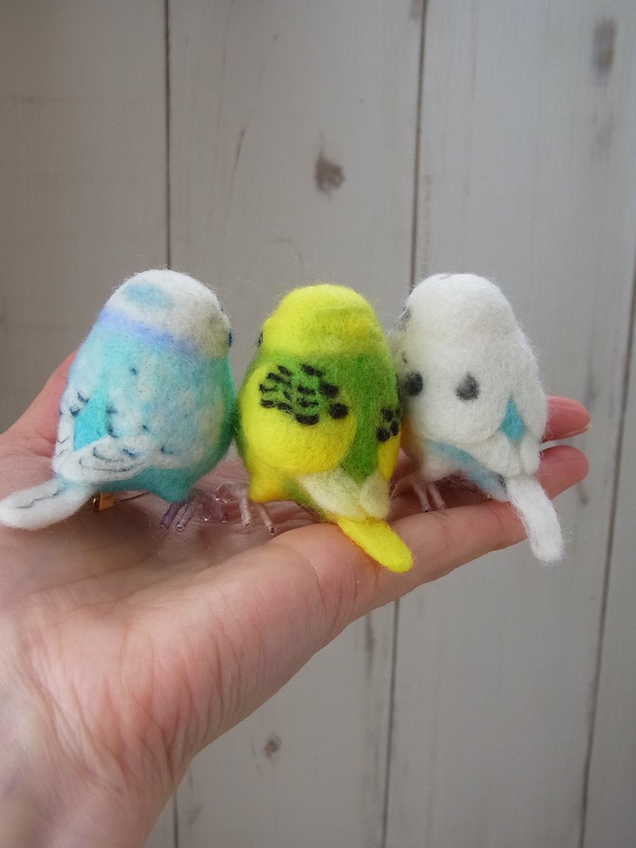 LambsEar06's tweet photo. 肩乗りインコブローチ
3羽も乗せたら楽しすぎるね！
お腹も背中も個性がいっぱい
ご依頼ありがとうございました😊
#セキセイインコがいる暮らし #羊毛フェルト #オーダーメイド https://t.co/8BqJrFqmQe