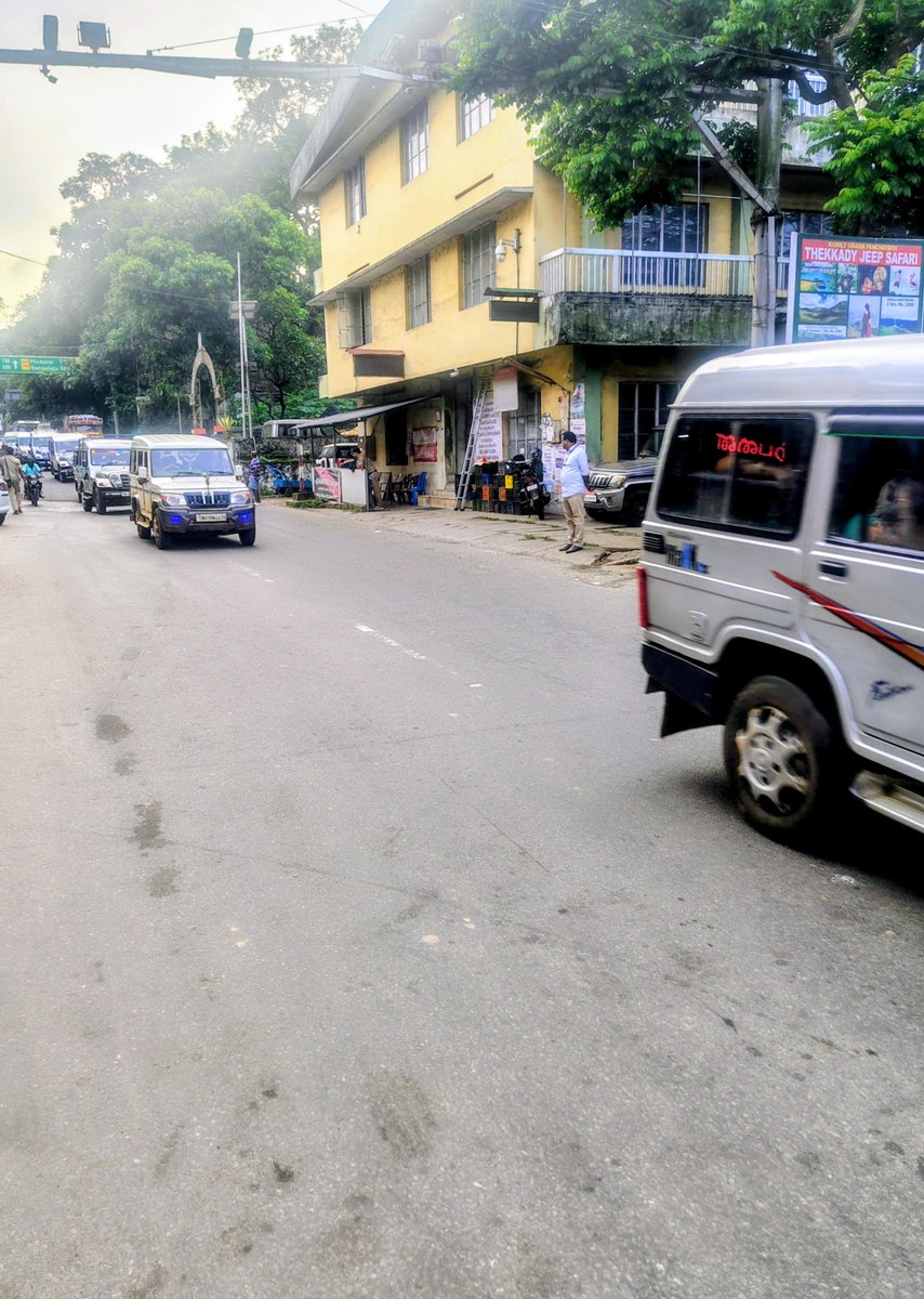 SunDudez's tweet photo. Everyday sight.
A convoy of 1000s of PUC 'God knows how' certified jeeps, ferrying women daily wagers from the villages of Theni, into the rich elaichi farms of Idukki. 15 pax!
🥰🏍️ https://t.co/vBF58uxSyK