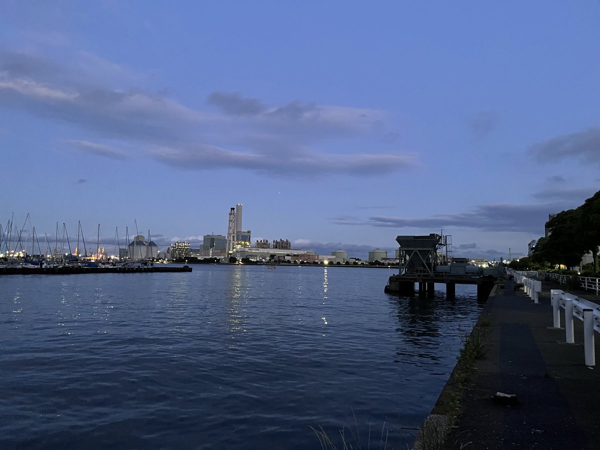 urabookstore's tweet photo. 昨日は店を閉めたあと、海を眺めに近所の海岸まで。この根岸湾のずっと先には房総半島が。磯子・海の見える公園はすでに閉園の時間を迎えていましたが、6月からの夏季は19時まで開園しているようです。公園は浜マーケットから徒歩で10分程。買い物がてら海を眺めに公園に寄ってみては。 https://t.co/So9DSpyPHW