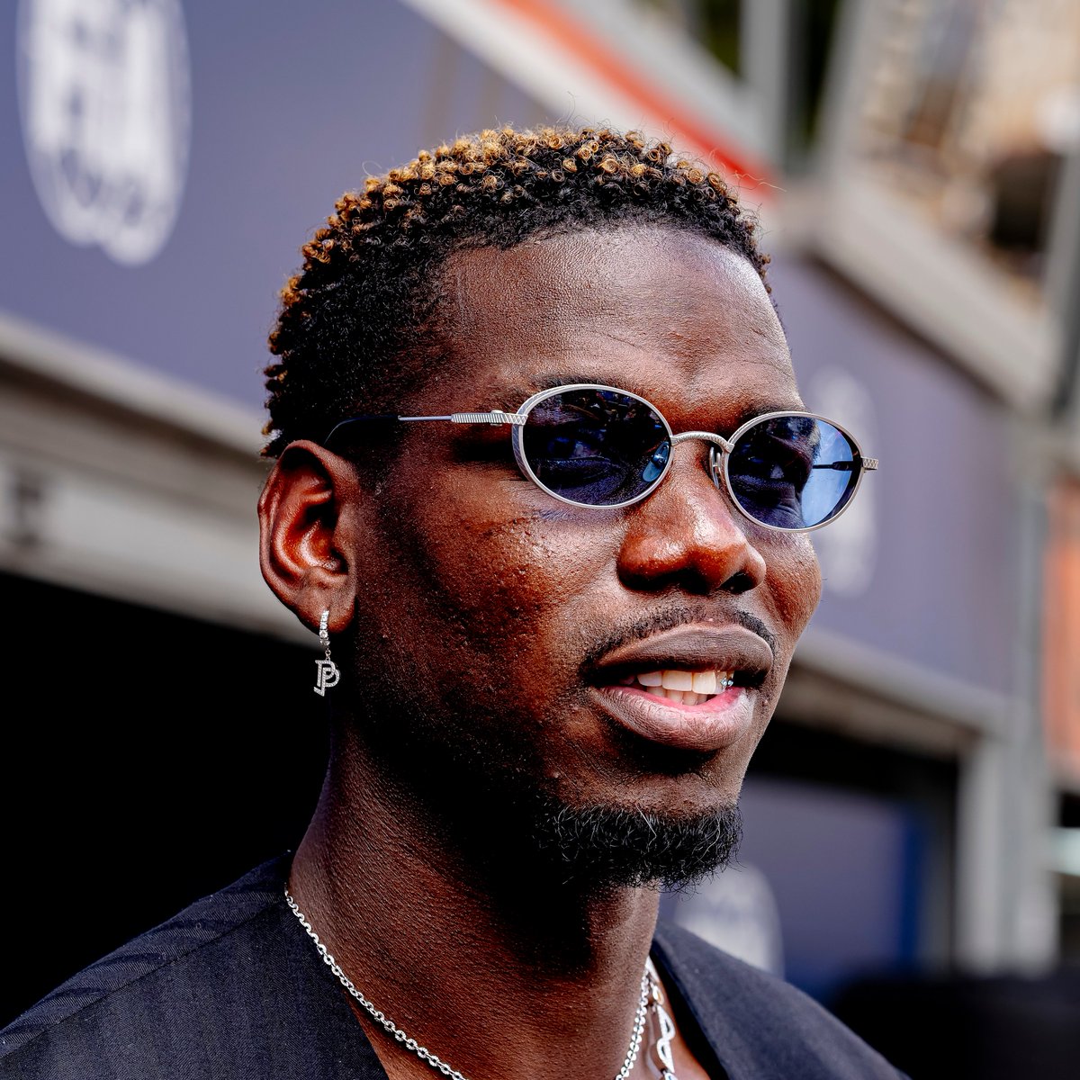 ActuFoot_'s tweet photo. 🚨 Paul Pogba 🇫🇷 s'est rendu à l'hôtel des Bleus avant le choc face au Sénégal 🇸🇳 ce soir.

Le champion du monde 2018 a apporté son soutien à la sélection tricolore. 🫂

🗞️ @ArthurPerrot https://t.co/vei3H5fHPG