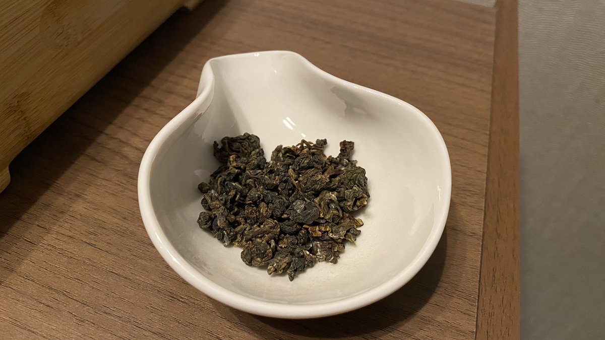 project_tea_ma's tweet photo. 本日のお茶は「蜜香烏龍茶」。ベトナムの烏龍茶です。

ベトナムといえばハス茶が有名ですが、個人的にはベトナムの烏龍茶、オススメです！
そこまで強い蜜香ではないですが、優しいまろやかな甘さと、ゆったり続く優しい余韻が良いお茶ですね☺️ https://t.co/VOOvUXWmp2