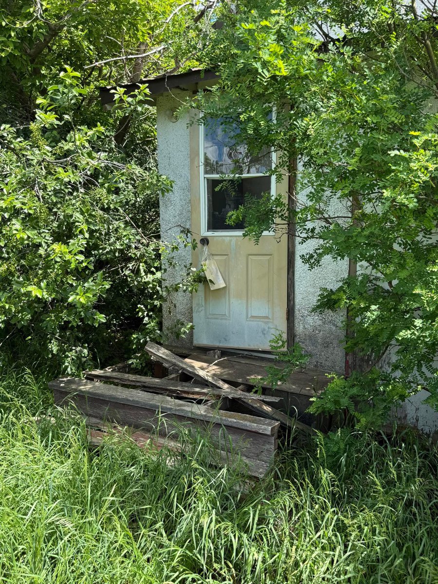 Albertagirl62's tweet photo. I have GF who loves taking pics of old abandoned buildings around the province  ❤️ Honestly you can’t make this shit up 😳🤦🏼‍♀️ Look close ! https://t.co/FSeVir7jji