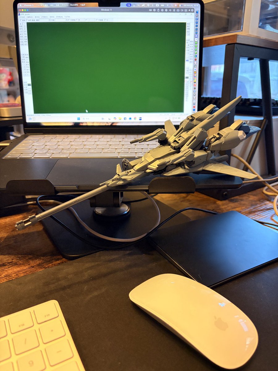 tonpladog's tweet photo. おはようございます。最近仕事忙し過ぎて廃人気味です。
ゼータプラスの合わせ目消しを並行してしとるんですがそういやウェイブライダーにしてねえなと思ってやってみたらカッコよ！
うっすいなー
スマートガンのレドームをカッコよく作りたい https://t.co/2qvoehfCyo