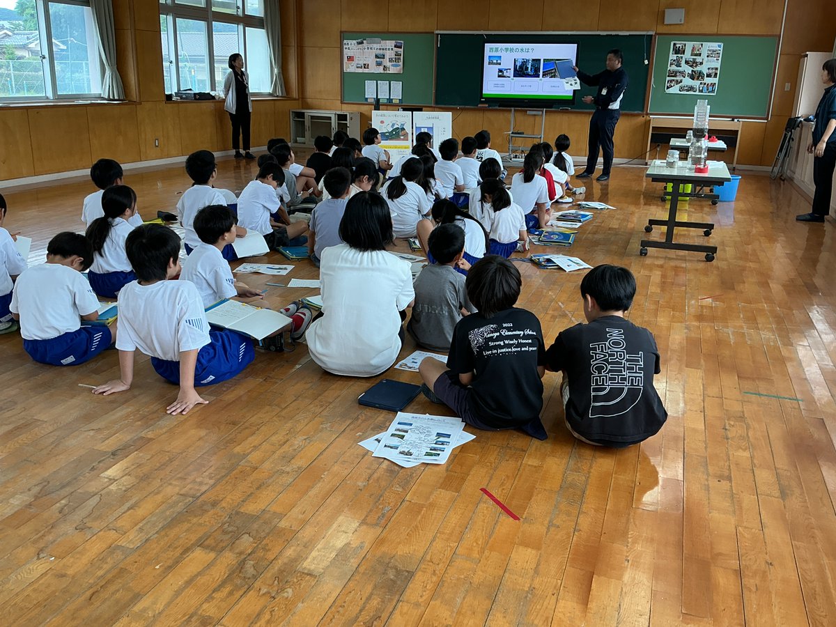 nishihara_esc's tweet photo. ４年生は水道教室です。鹿屋市上下水道部から4人の講師の方が来てくださり、私たちがいつも使っている水がどこから来るかなど、実験やクイズを行いながらわかりやすく教えてくださいました。水も大切な資源。大切に使いましょう。 https://t.co/lls1U5nqzM