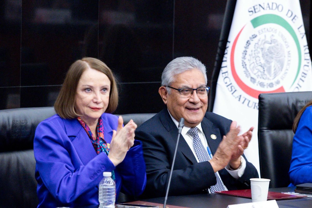 Seccion36Ofic's tweet photo. El Mtro. Alfonso Cepeda Salas, Secretario General del #SNTE, felicita a @LauraI_Castillo, por su nombramiento como nueva titular de @mujeresgobmx. 

Su desempeño ejemplar en las distintas tareas que ha encabezado garantiza el avance de la igualdad sustantiva en México 🇲🇽👏 https://t.co/4eVvvigT1K