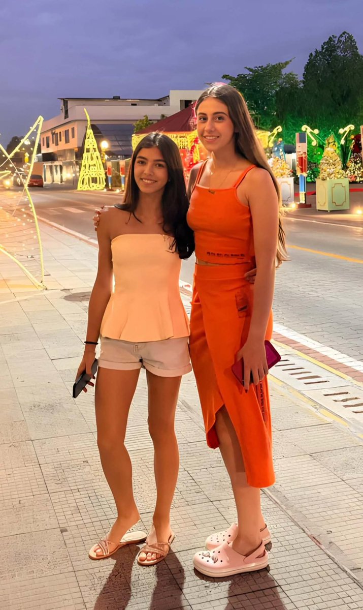 FarhatMalik6642's tweet photo. Which one girl would u choose?
 
Tall
Or
Short https://t.co/vtEzLfNcxr
