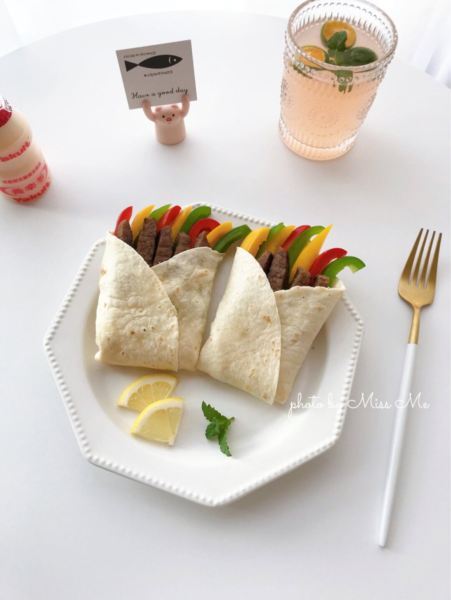 behkos's tweet photo. Todays cozy lunch: Homemade veggie wrap loaded with fresh spinach, roasted bell peppers u0026 hummus—quick, tasty, and perfect for busy weekdays! https://t.co/VO4bTxatI6