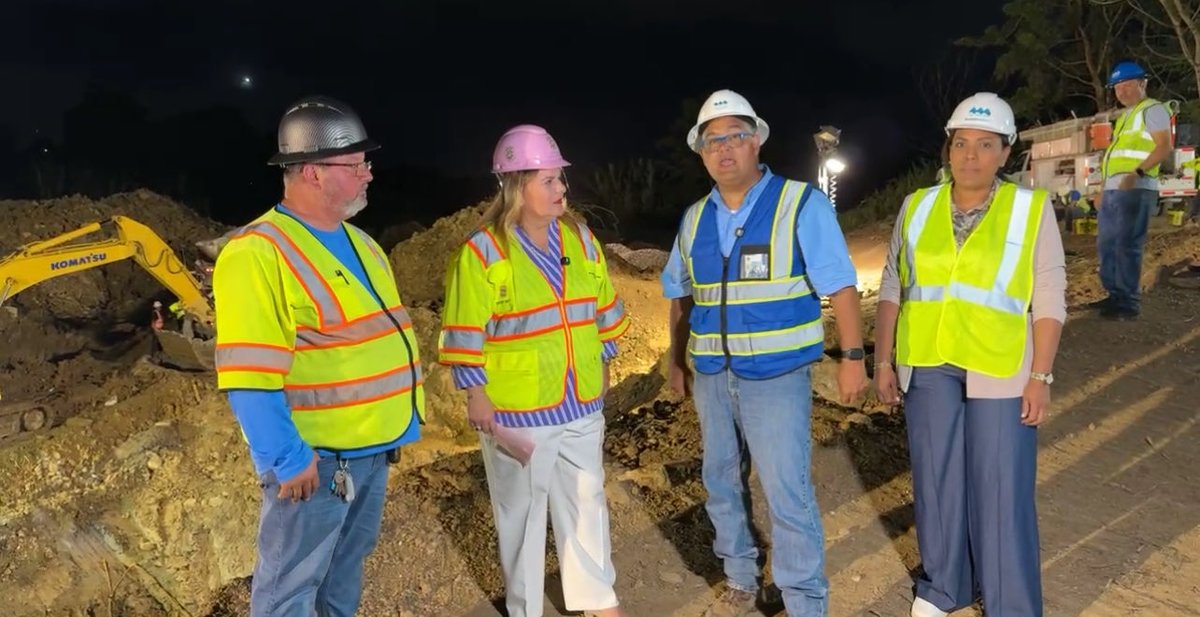 LeninPR's tweet photo. EL MENSAJE fue sobre el agua.

La transmisión esta noche de la Gobernadora fue para anunciar que el Superacueducto se reabrirá y que comenzará a fluir el agua en la madrugada. https://t.co/gHwbXP0G3b