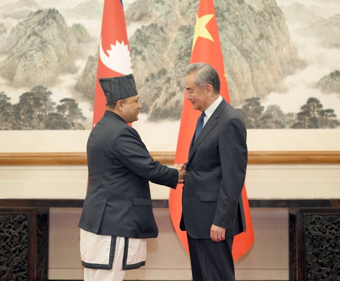 shen_shiwei's tweet photo. 🇨🇳🇳🇵#China, #Nepal pledge stronger Belt and Road cooperation, and China is ready to help the South Asian country transform from a landlocked country into a land-linked one.

Those are the key messages sent as Chinese FM Wang Yi hosted Nepalese FM @shisir in Beijing. @EoNBeijing https://t.co/wlSeTpUN7b