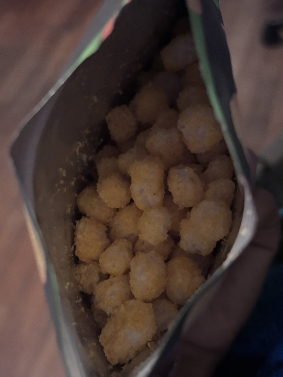 starvingfa1ry's tweet photo. guys these from Aldi are so good and 42g protein is crazy for only 220 cals in the entire bag. the puffs are also tiny which makes it harder to finish so quick https://t.co/rr8c1lqpq0