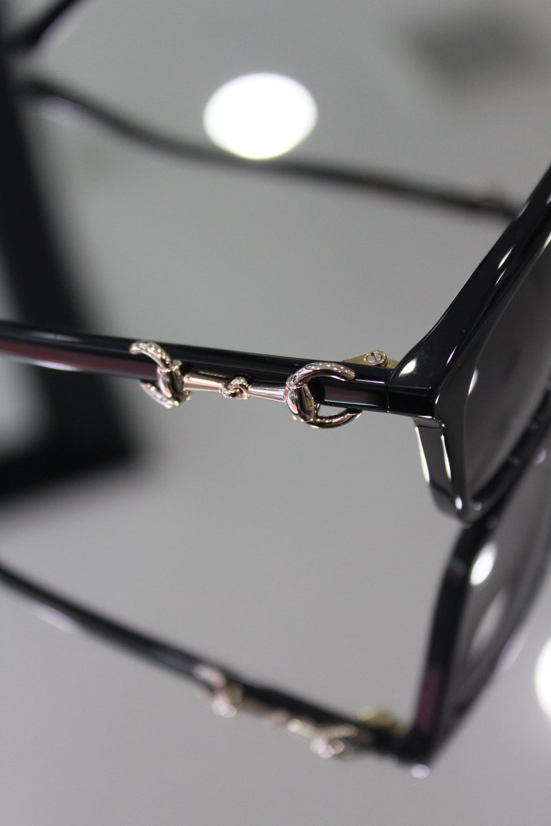 mchonten's tweet photo. #GUCCI

model:GG2057SK
color:001
56◻︎19-145

スクエアシルエットのサングラス

さりげないホースビットディテールがシンプルなコーデに合わせるだけで、一気にラグジュアリーな雰囲気に✨

ぜひ店頭でお試しくださいませ♪ https://t.co/a26KoR2K5b