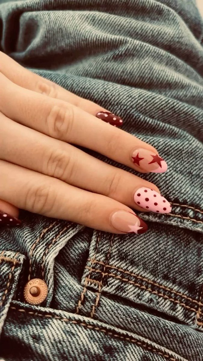 russnner's tweet photo. Hola chic@s!! Si me quieren ayudar a elegir un diseño de uñas se los agradesco muuucho 🎀🫶🏻 https://t.co/W5df70sz92