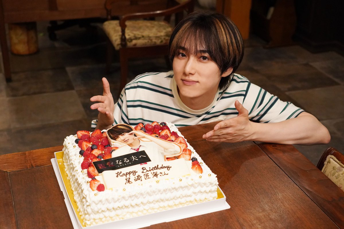 oricon's tweet photo. INI尾崎匠海、ドラマ現場で誕生日お祝い🎂

重要シーン撮影後にサプライズ❗
「心の準備していなかったです！」
https://t.co/Y5NaJfjtdN

木曜ドラマ『親愛なる夫へ～完璧な妻の嘘～』 https://t.co/aElXZzbjEh