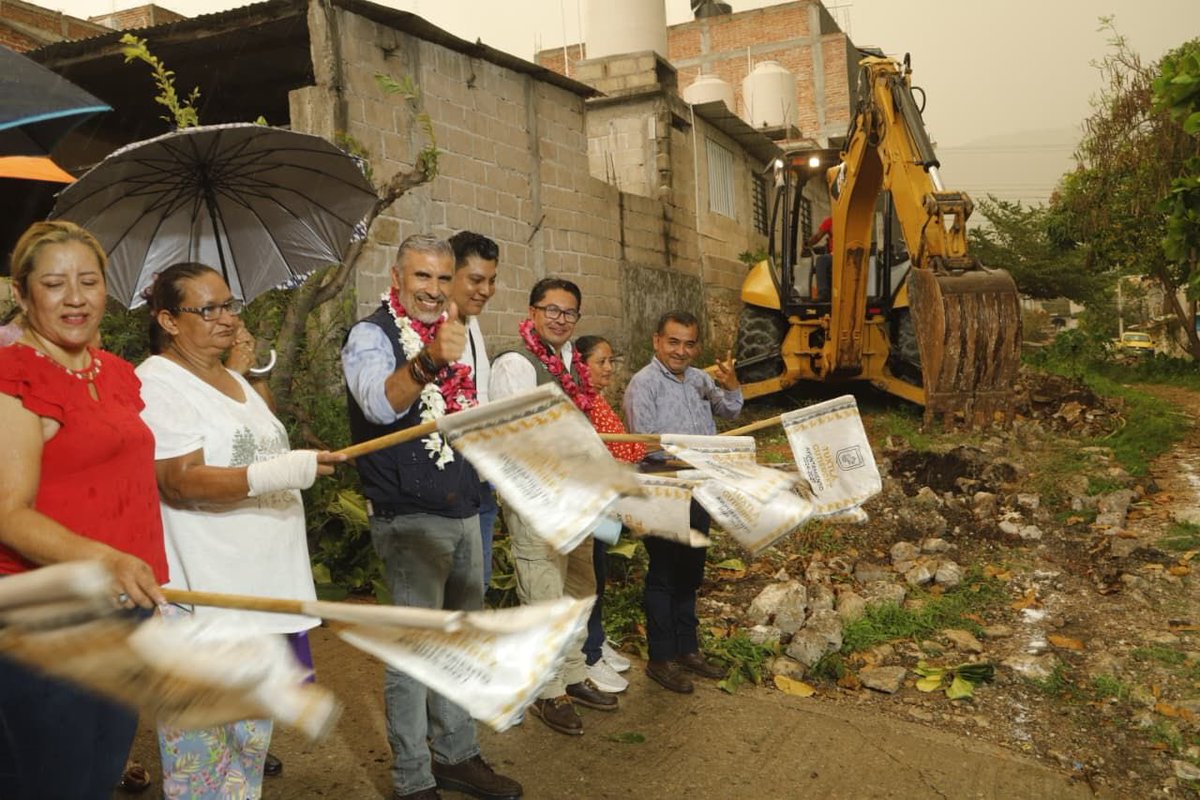 TorresAngelC's tweet photo. ¡Calles Felices en la colonia Nueva Estrella! Arrancamos una nueva obra que mejorará las condiciones de esta colonia y atenderá una necesidad importante de sus familias. Con trabajo seguimos transformando calles en bienestar para las y los tuxtlecos. https://t.co/xHeMRkYjHi