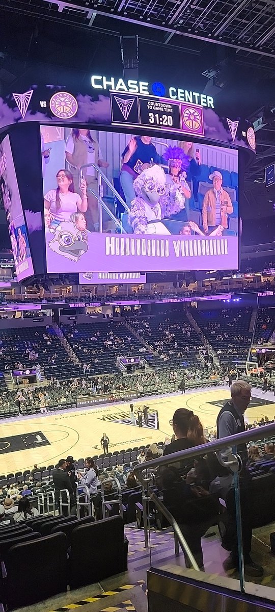 RAIDERFANTAN's tweet photo. I'm hoping #stephbetter is here at the Valkyries game  @StephenCurry30 https://t.co/6H4vpiDtlU
