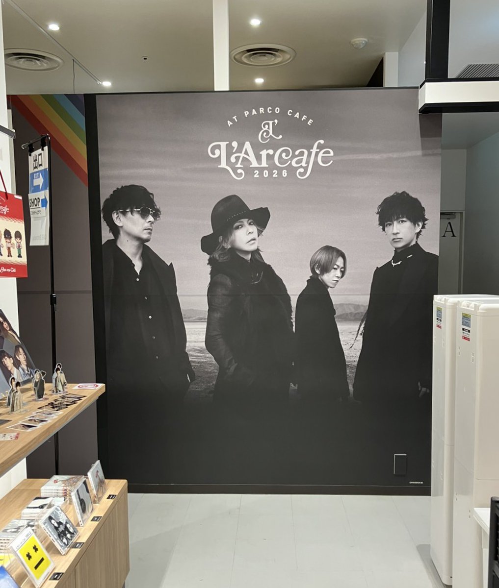 THEGUEST_sby's tweet photo. 🌈L'Arcafe 2026 at PARCO CAFE
🌈35th L'Anniversary

本日より、グッズショップに掲出している
シートデザインが新しくなりました✨

グッズショップはどなたでもご利用可能です。
ぜひお立ち寄りください📸

カフェ詳細はコチラ▼ 
https://t.co/m1wgyAsXCA

#LArcenCiel #ラルク #L35
#35thLAnniversary
#LArcafe
