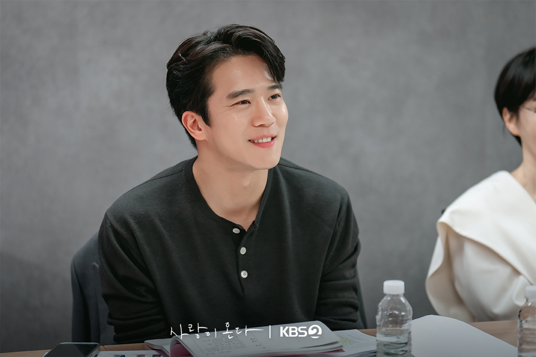 KBS_drama's tweet photo. [#사랑이온다] [📸]

첫 만남부터 완성된 케미✨
따뜻한 웃음과 설렘이 가득했던 대본리딩 현장📖

🍽️ 깨진 가족의 파편을 모아 세상에서 가장 따뜻한 인생 한 상을 차려내는 두 남녀의 패밀리 레시피 드라마

KBS 2TV 새 주말드라마 [사랑이 온다]
7월 첫 방송!

#KBS #KBS2 #KBSDRAMA #KDRAMA #사랑이온다 #LoveontheMenu #하석진 #안희연 #박유나 #배정남 #권해효 #윤유선 #류승수 #진경 #민진웅 #이주연 #배윤규 #정보민