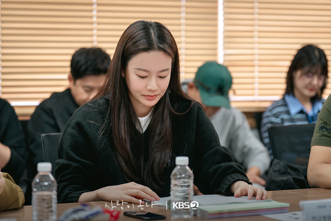 KBS_drama's tweet photo. [#사랑이온다] [📸]

첫 만남부터 완성된 케미✨
따뜻한 웃음과 설렘이 가득했던 대본리딩 현장📖

🍽️ 깨진 가족의 파편을 모아 세상에서 가장 따뜻한 인생 한 상을 차려내는 두 남녀의 패밀리 레시피 드라마

KBS 2TV 새 주말드라마 [사랑이 온다]
7월 첫 방송!

#KBS #KBS2 #KBSDRAMA #KDRAMA #사랑이온다 #LoveontheMenu #하석진 #안희연 #박유나 #배정남 #권해효 #윤유선 #류승수 #진경 #민진웅 #이주연 #배윤규 #정보민