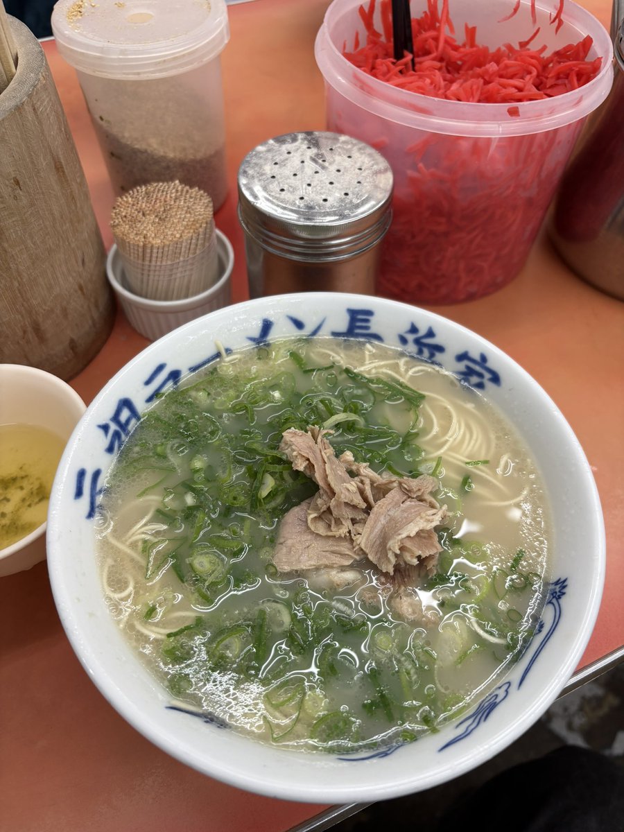 syozmory's tweet photo. 【麺】福岡出張一手目はど真ん中を投じガンズ朝ラー。長年通う屋が改装中だったので初めて家に来ました。
コールタイムは扉を開けてから席に着くまで。麺の硬さや油の量（ベタ・ナシ）、ネギの量とかを伝えます。朝の味は薄めで卓上の調味料諸々を使って好みに仕上げる感じです。
カタ ナマ玉半分700円 https://t.co/9cm7xbsr5n