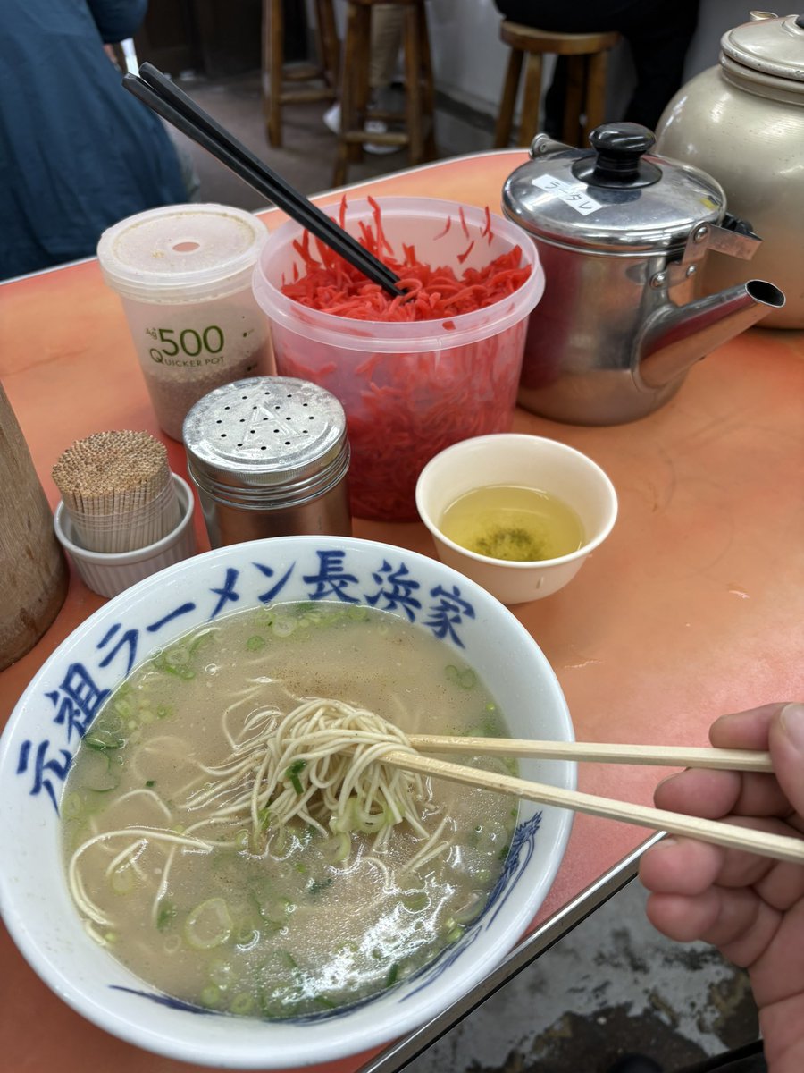 syozmory's tweet photo. 【麺】福岡出張一手目はど真ん中を投じガンズ朝ラー。長年通う屋が改装中だったので初めて家に来ました。
コールタイムは扉を開けてから席に着くまで。麺の硬さや油の量（ベタ・ナシ）、ネギの量とかを伝えます。朝の味は薄めで卓上の調味料諸々を使って好みに仕上げる感じです。
カタ ナマ玉半分700円 https://t.co/9cm7xbsr5n