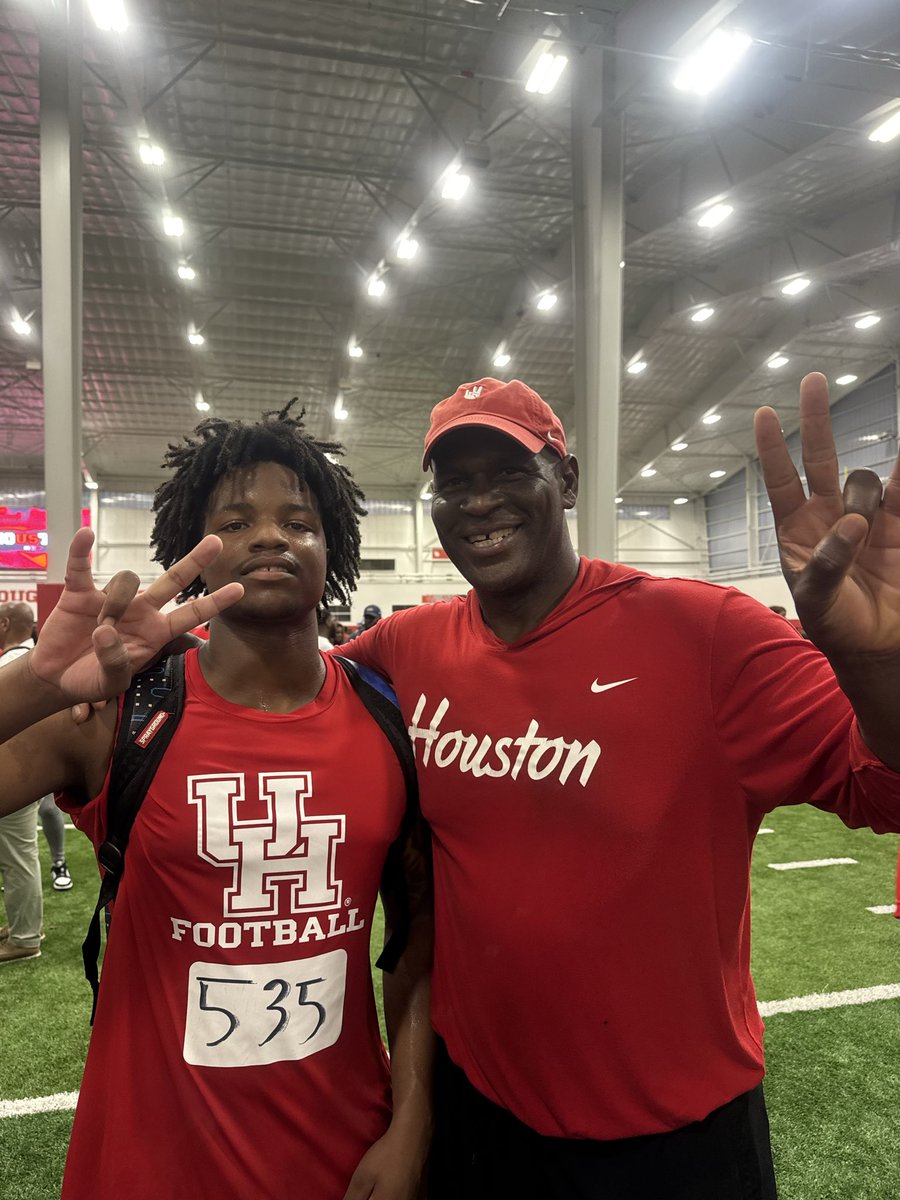 MajorBoudy5's tweet photo. #Blessed to be chosen as top 5 dline for UofH camp. can Change the game as a OLB too. Great camp and i had a amazing time competing! Special thanks to @OscarGiles95 and @tretreMc #2028recruit #txtakeover @PaetowFootball @recruitpaetowfb @BoilerFBrecruit https://t.co/3y4jjMirDy